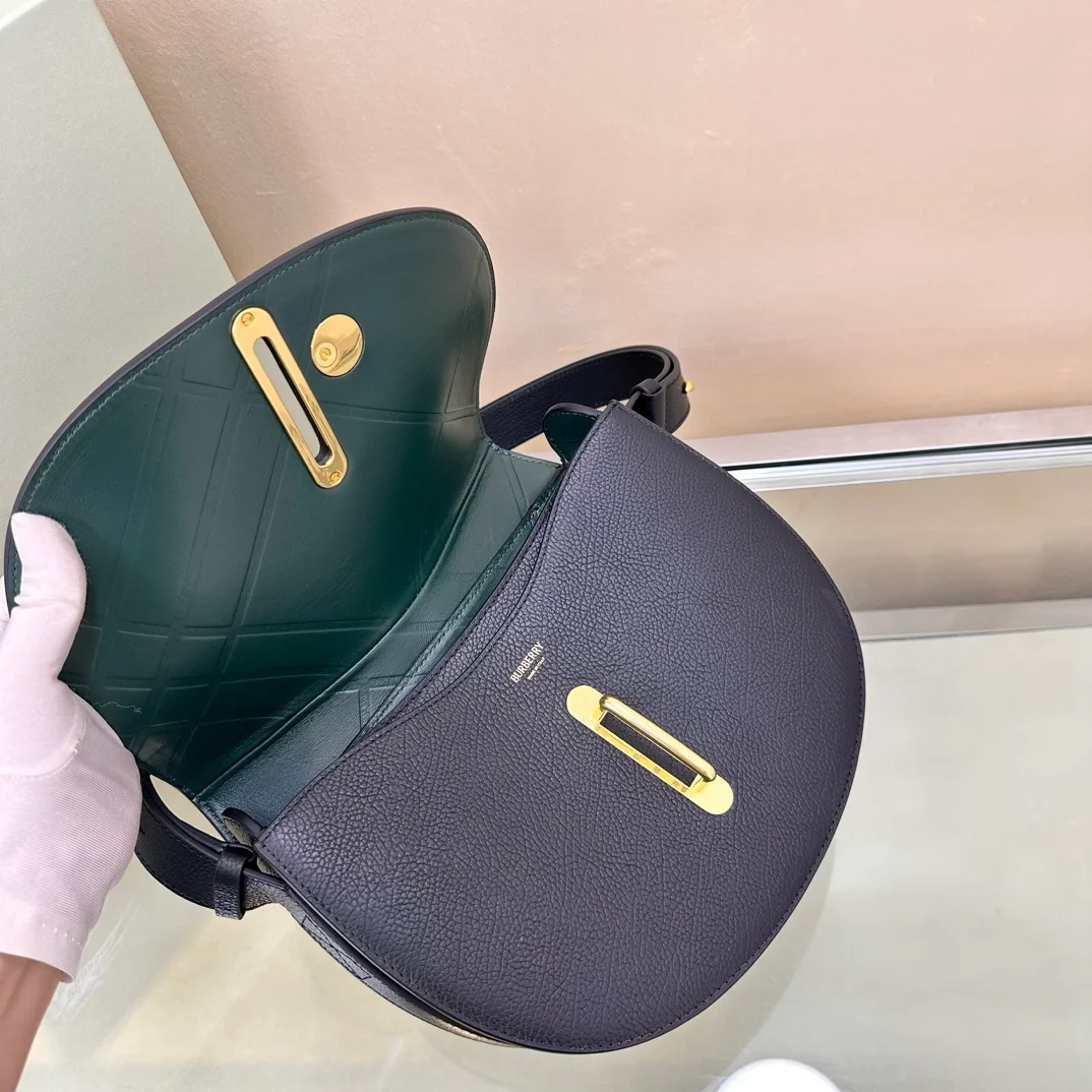 버버리 미디엄 로킹 홀스백 블랙