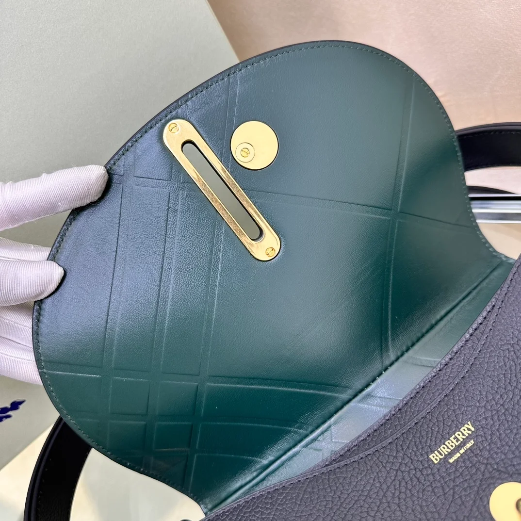 버버리 미디엄 로킹 홀스백 블랙