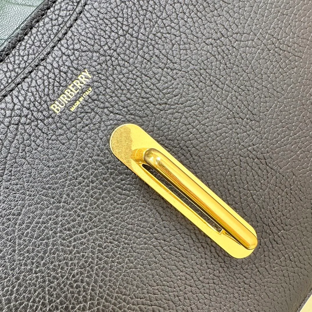 버버리 미디엄 로킹 홀스백 블랙