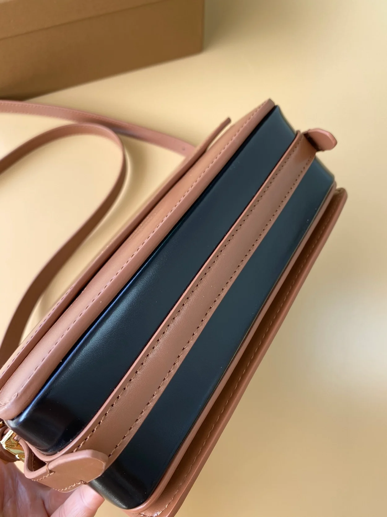 버버리 카멜 그레이스 스몰 크로스백