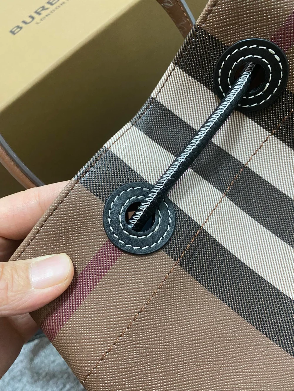 버버리 스몰 TB 버킷백 다크 브라운