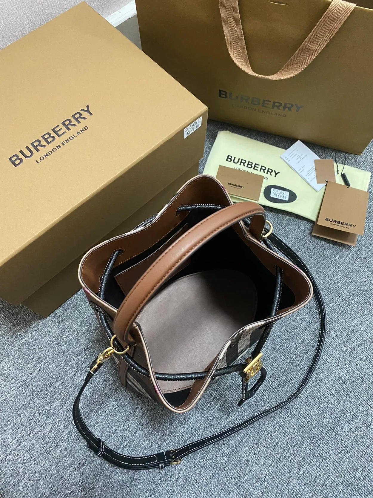 버버리 스몰 TB 버킷백 다크 브라운