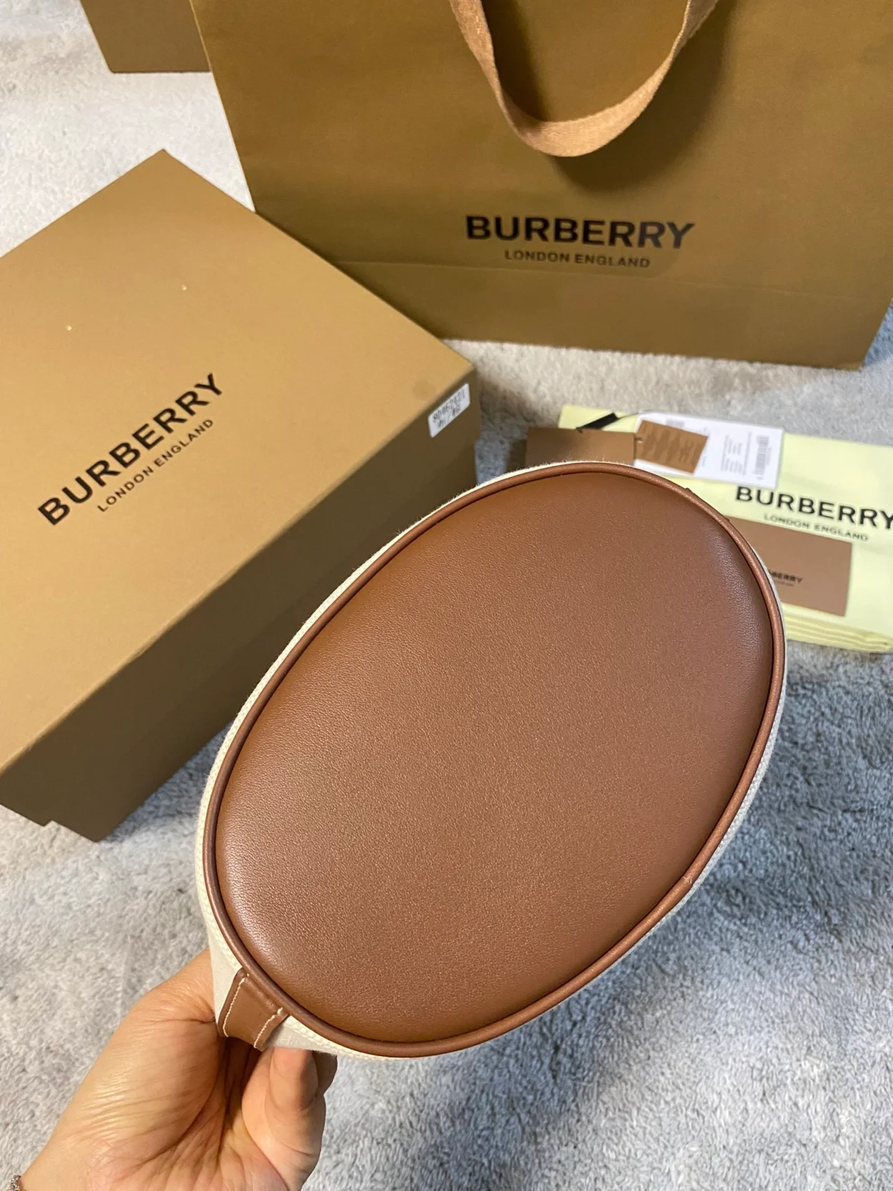 버버리 스몰 캔버스 포켓 버킷백