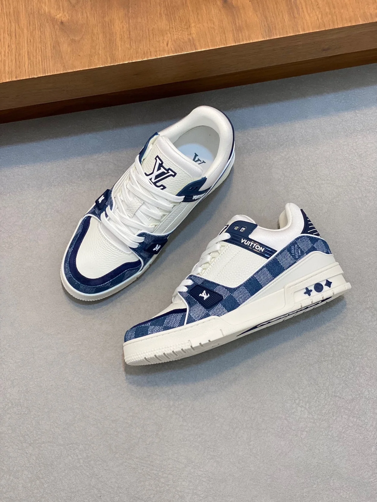 루이비통 트레이너 스니커즈 다미에 블루