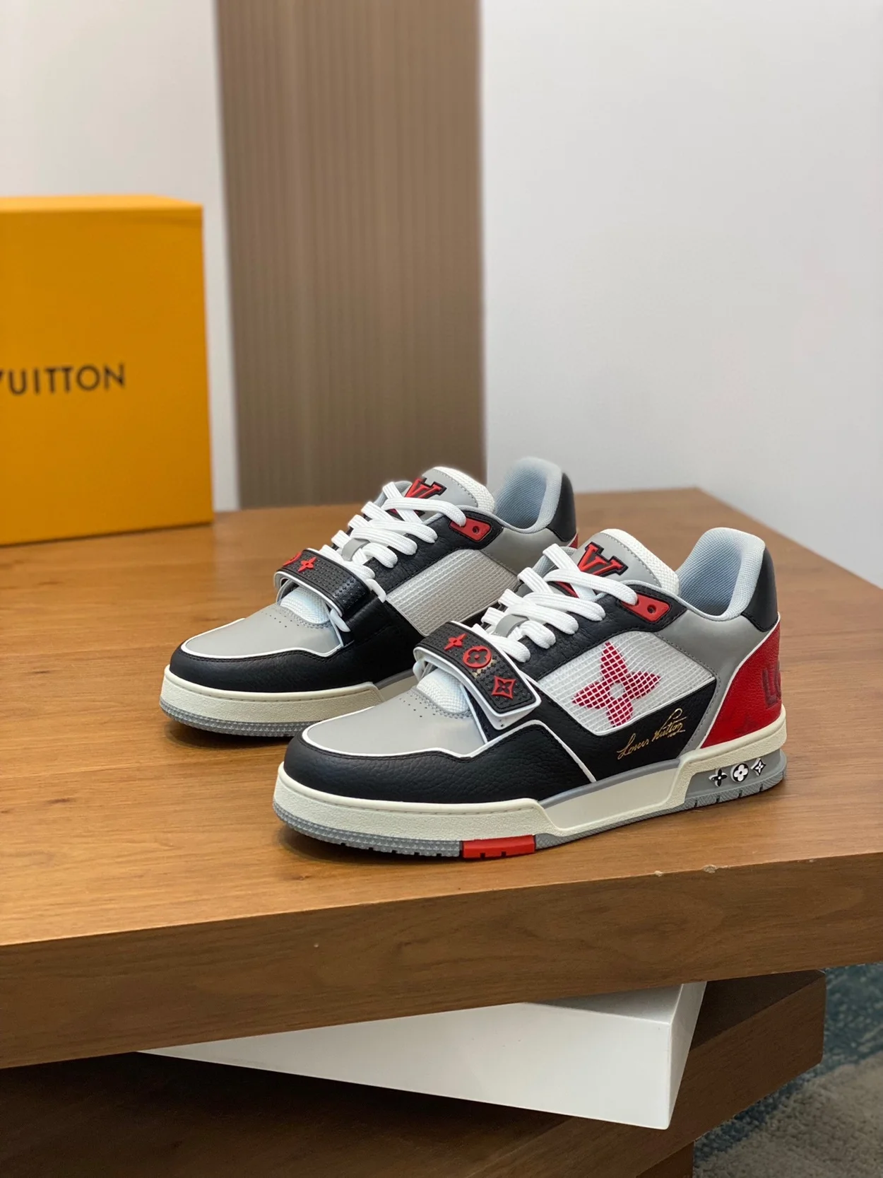 루이비통 LV 트레이너 스니커즈 레드
