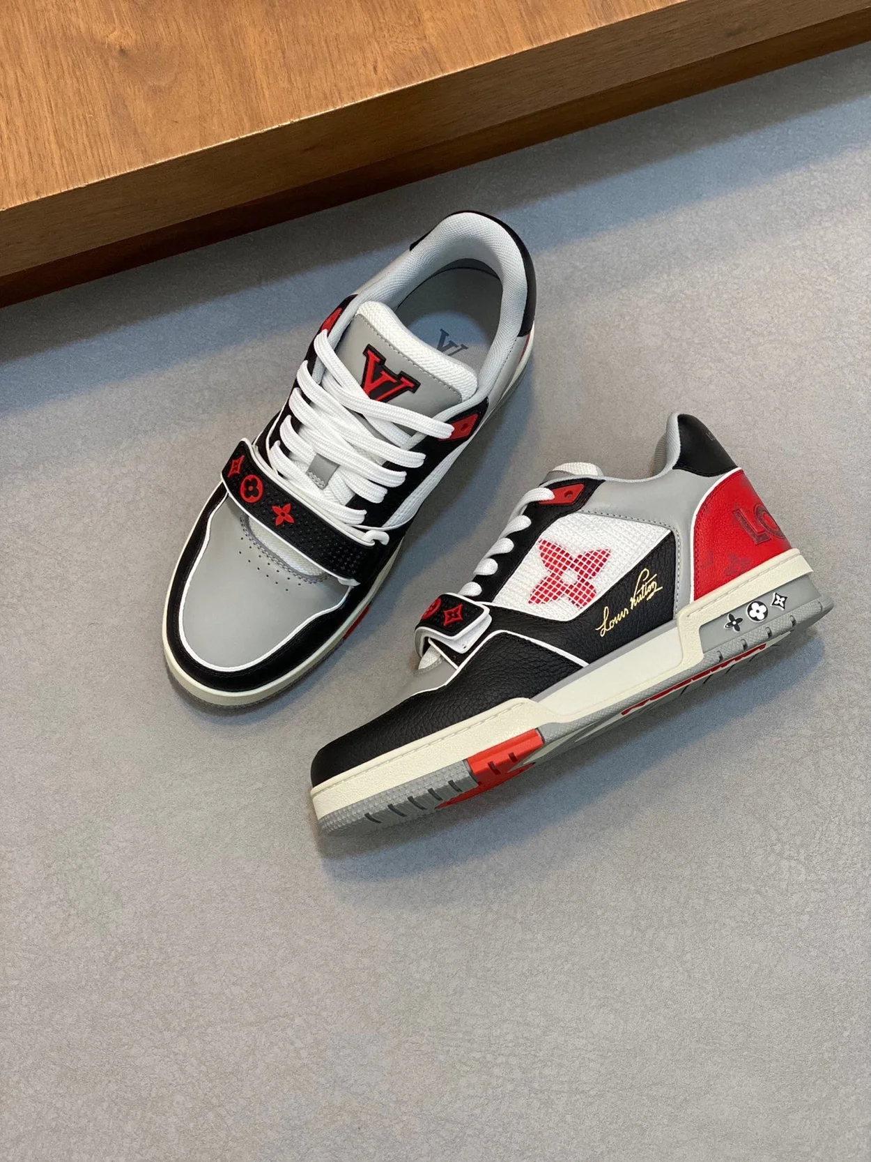 루이비통 LV 트레이너 스니커즈 레드