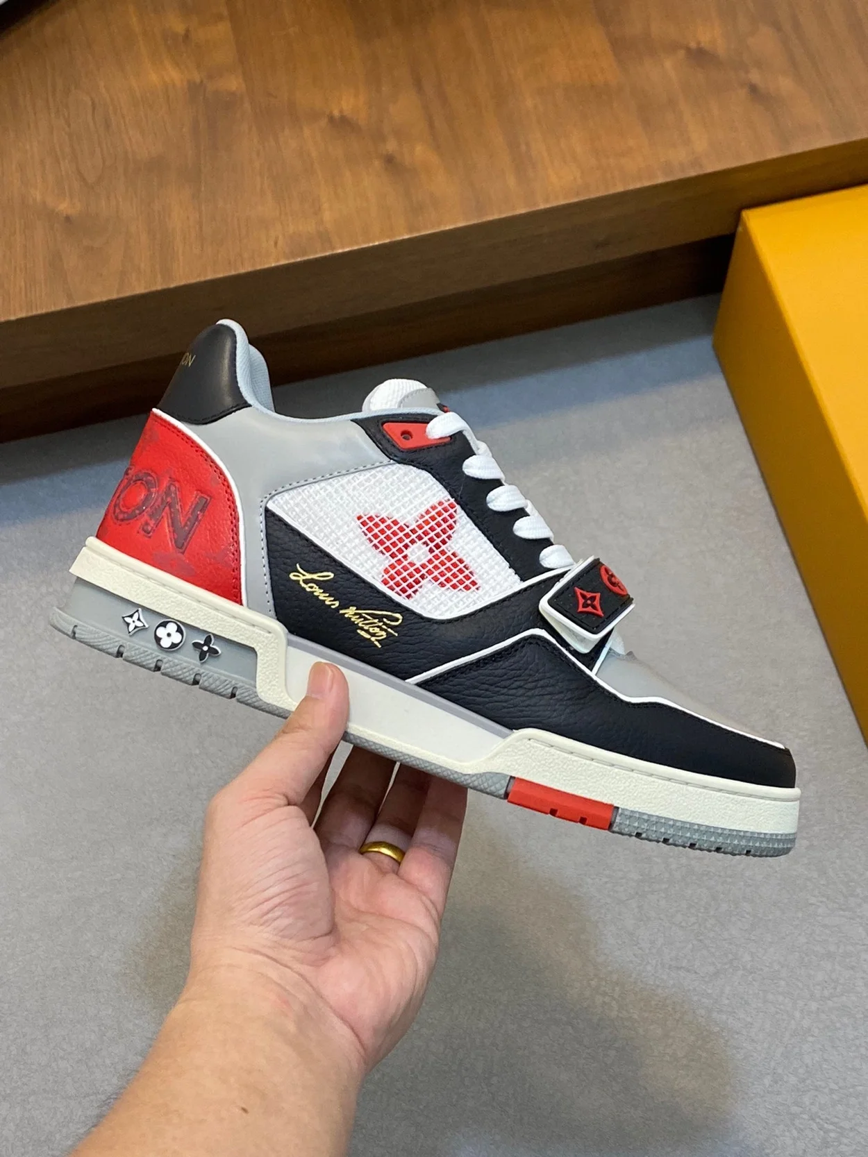 루이비통 LV 트레이너 스니커즈 레드