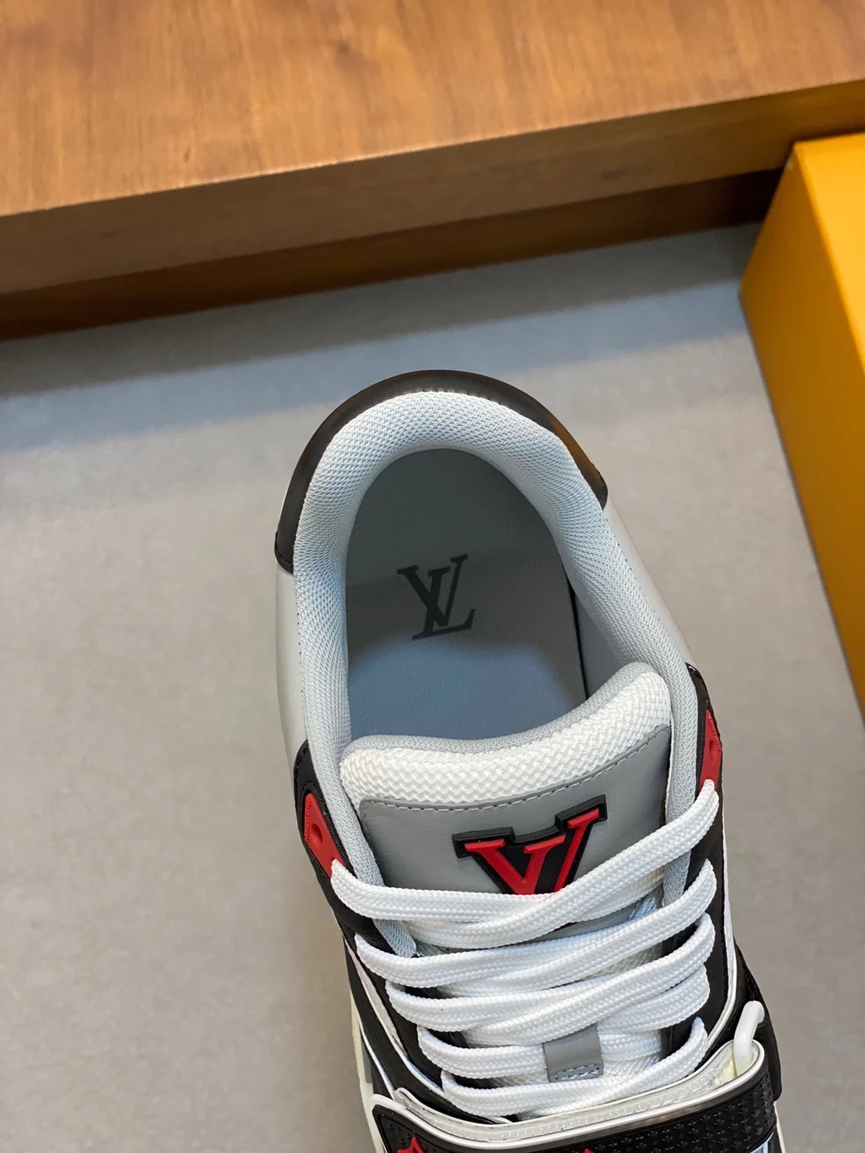 루이비통 LV 트레이너 스니커즈 레드