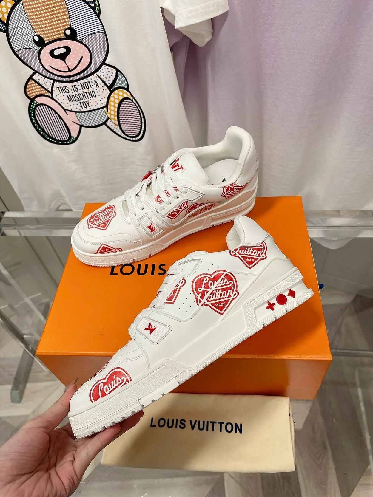 루이비통 니고 LV 트레이너 스니커즈 레드