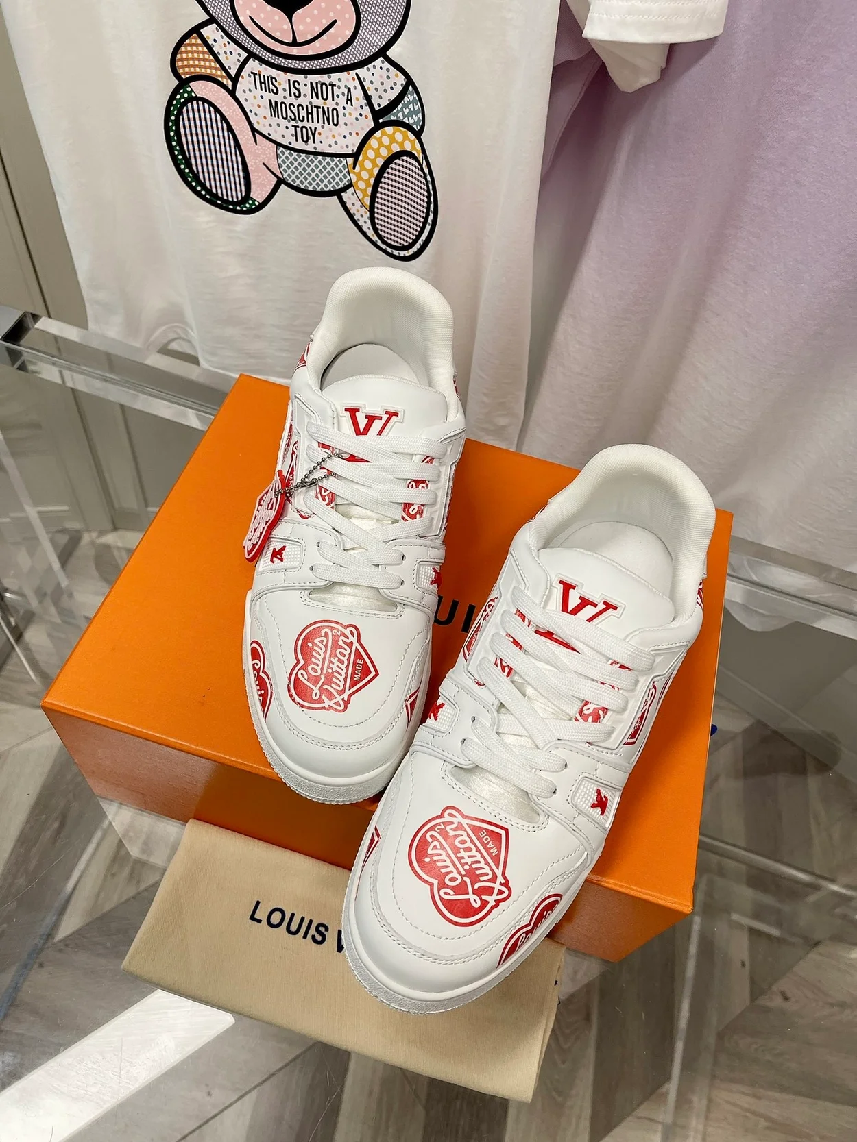 루이비통 니고 LV 트레이너 스니커즈 레드