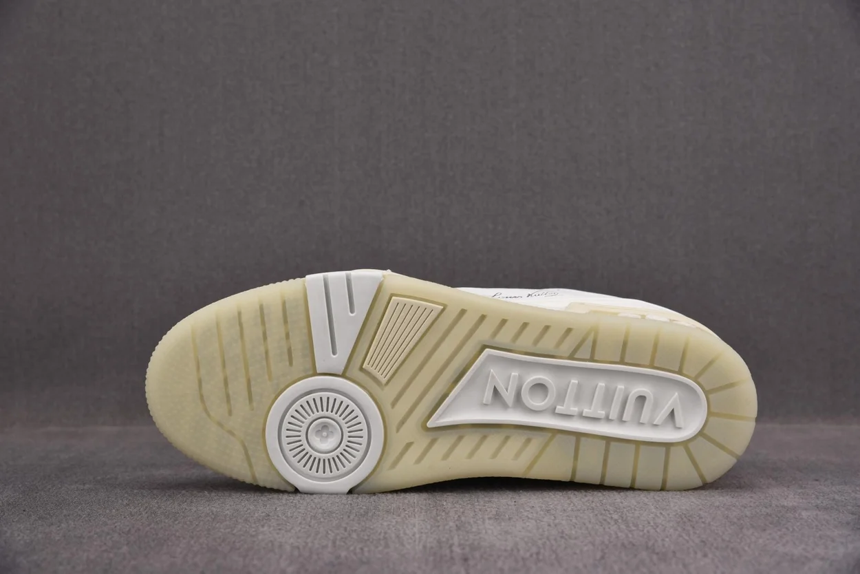 루이비통 LV 트레이너 스니커즈 화이트