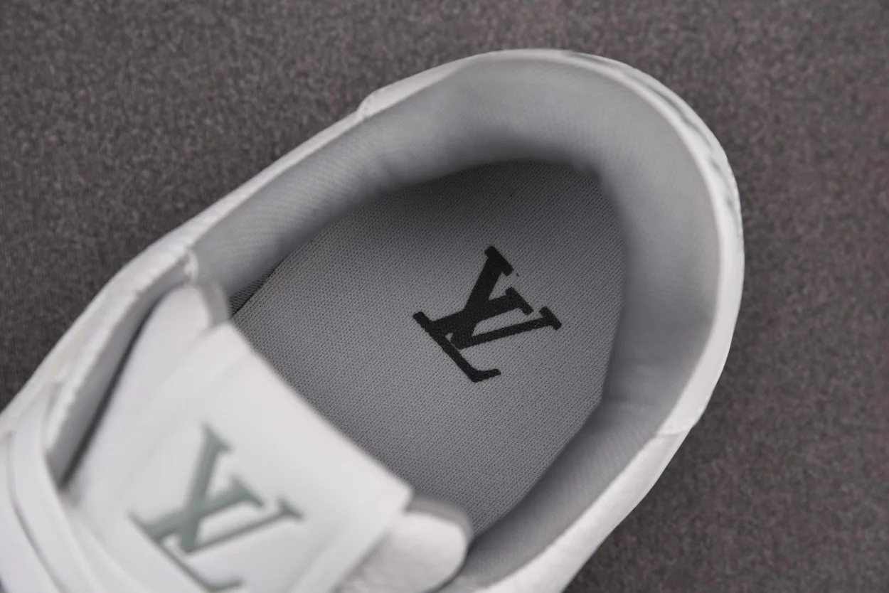 루이비통 LV 트레이너 스니커즈 화이트