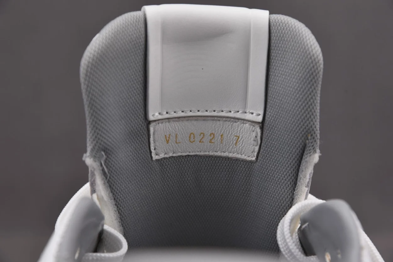 루이비통 LV 트레이너 스니커즈 화이트