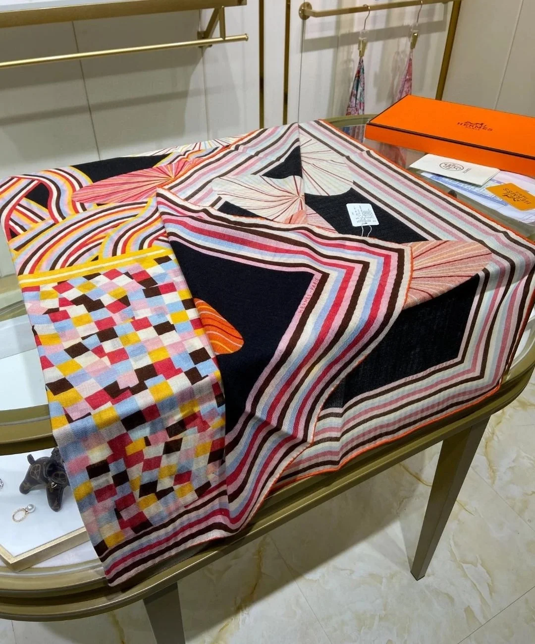 에르메스 Flores Del Este 140 누아 스카프