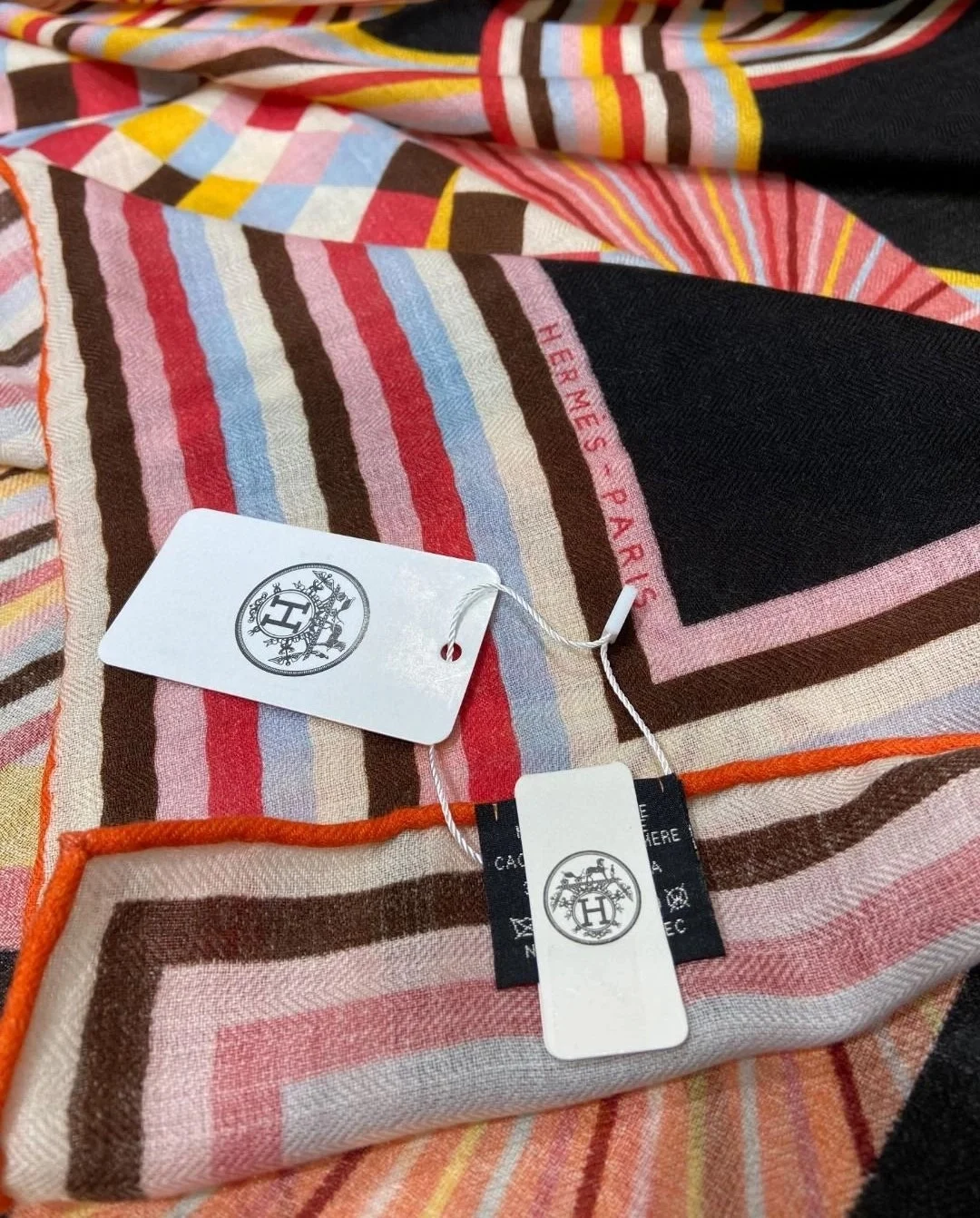 에르메스 Flores Del Este 140 누아 스카프