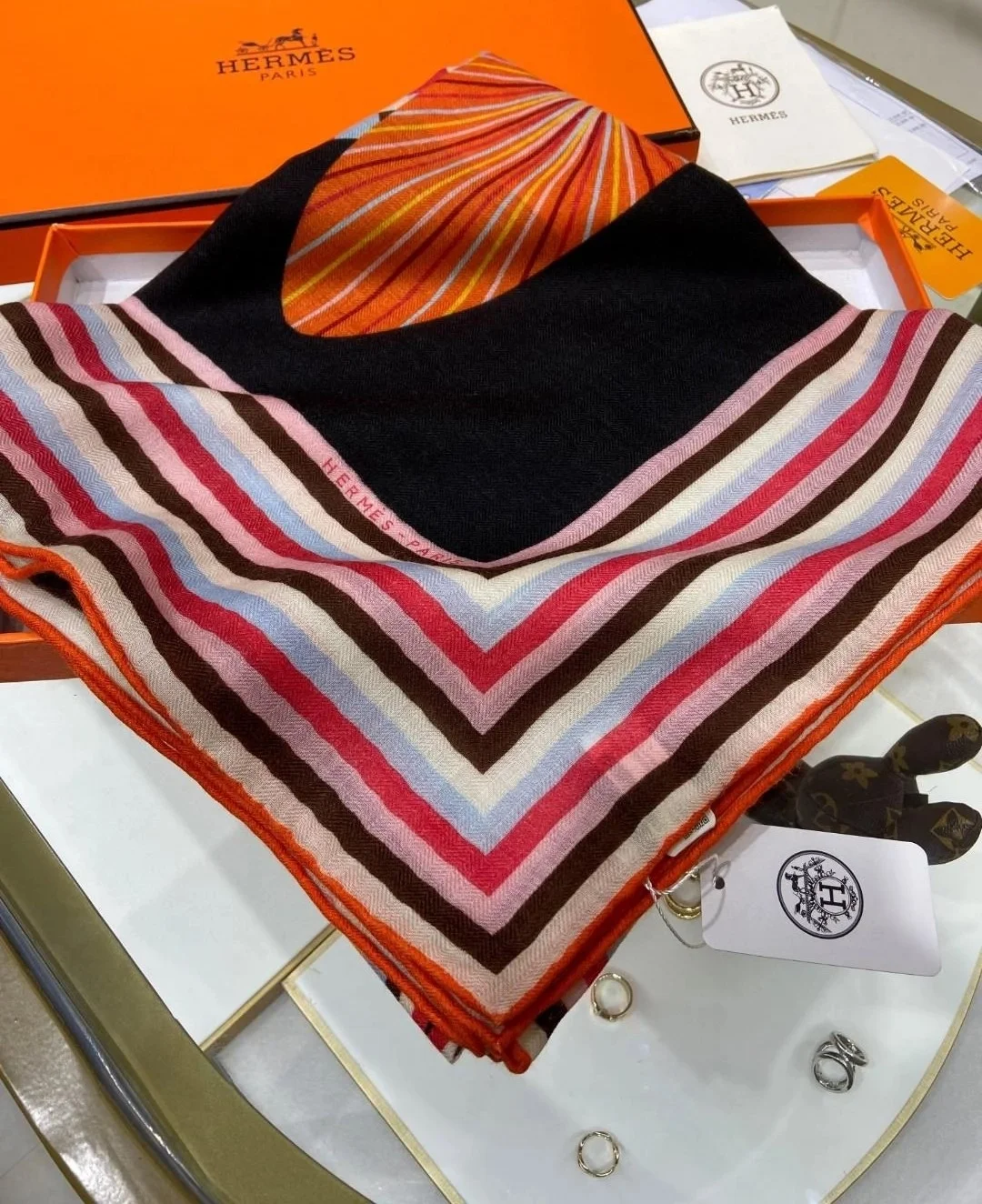 에르메스 Flores Del Este 140 누아 스카프