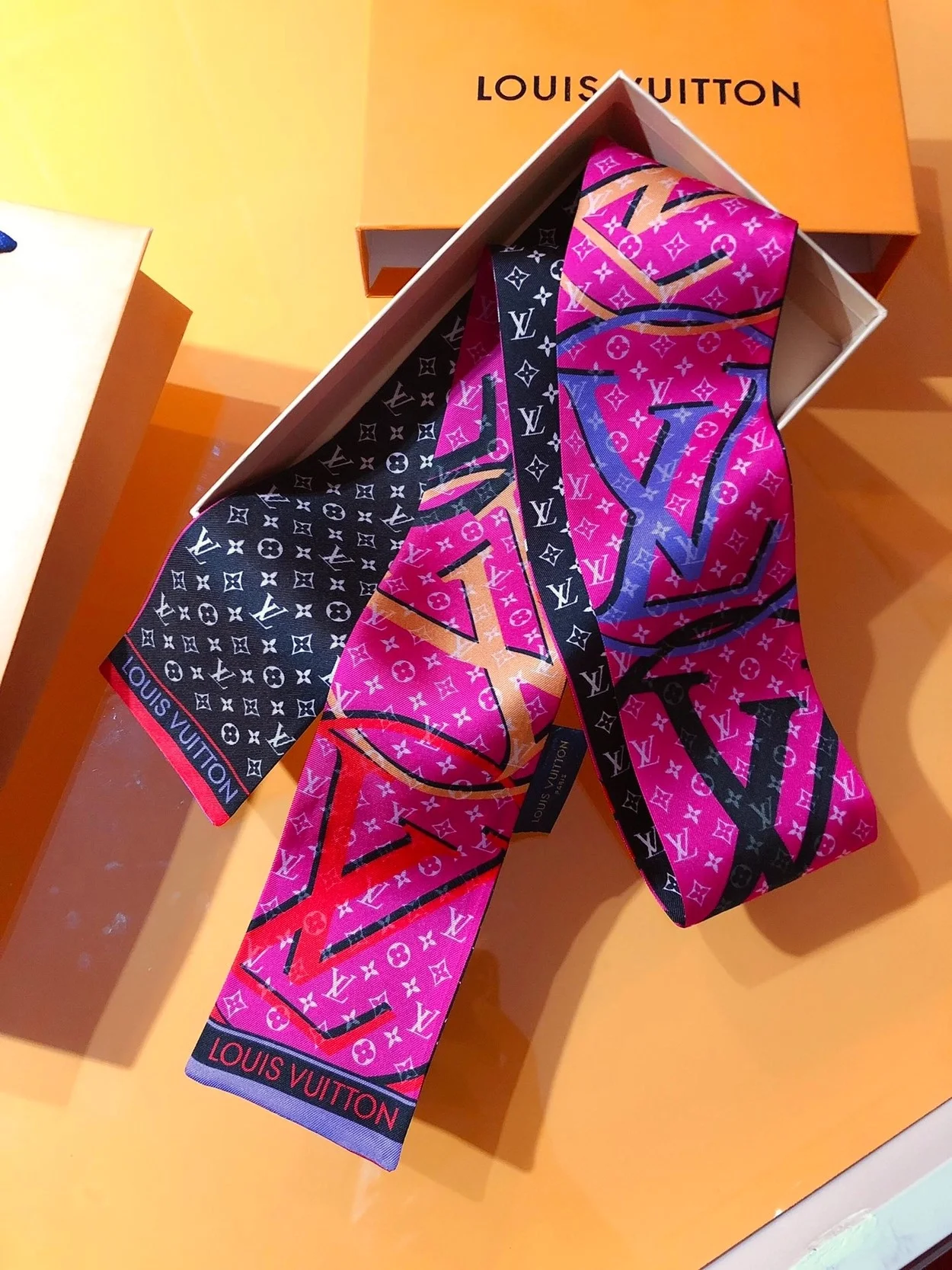 루이비통 플래닛 로고 방도 스카프 M77320