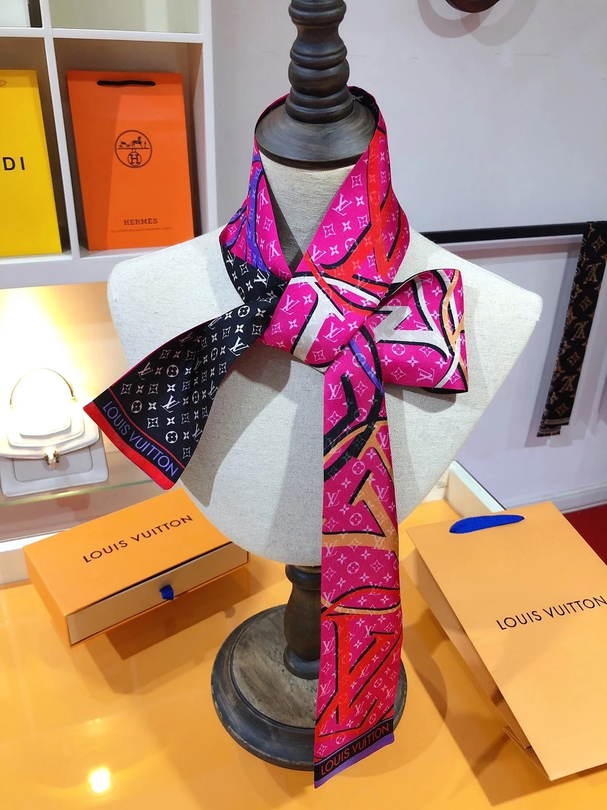 루이비통 플래닛 로고 방도 스카프 M77320