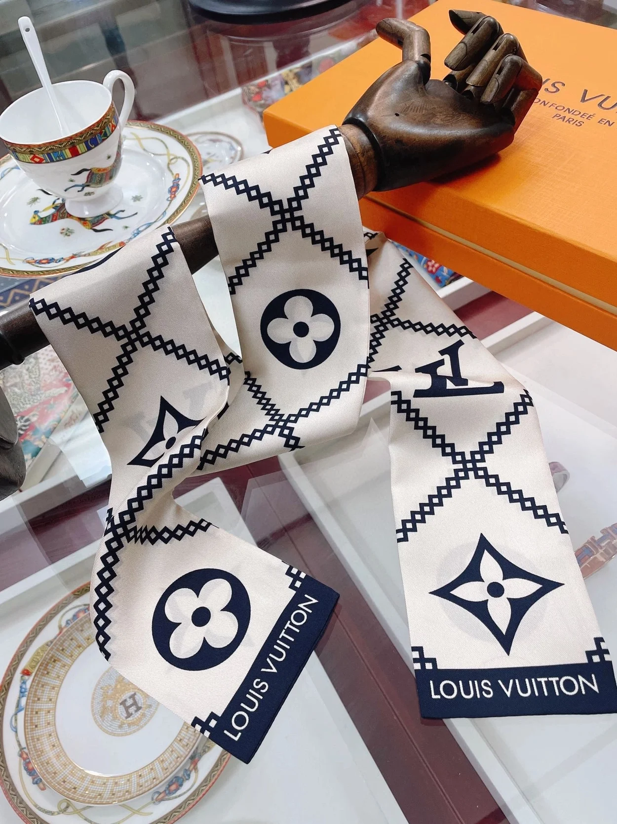 루이비통 크로아지옹 크림 방도 스카프 M77453