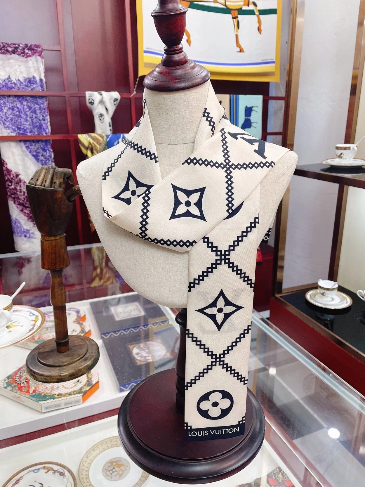 루이비통 크로아지옹 크림 방도 스카프 M77453