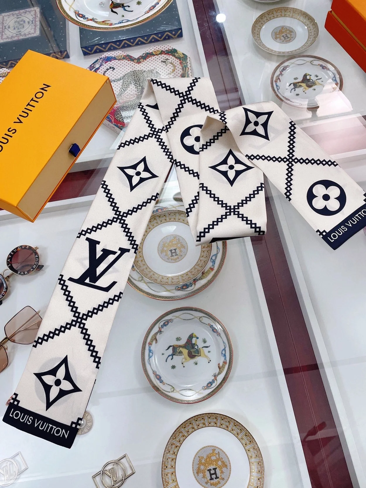 루이비통 크로아지옹 크림 방도 스카프 M77453