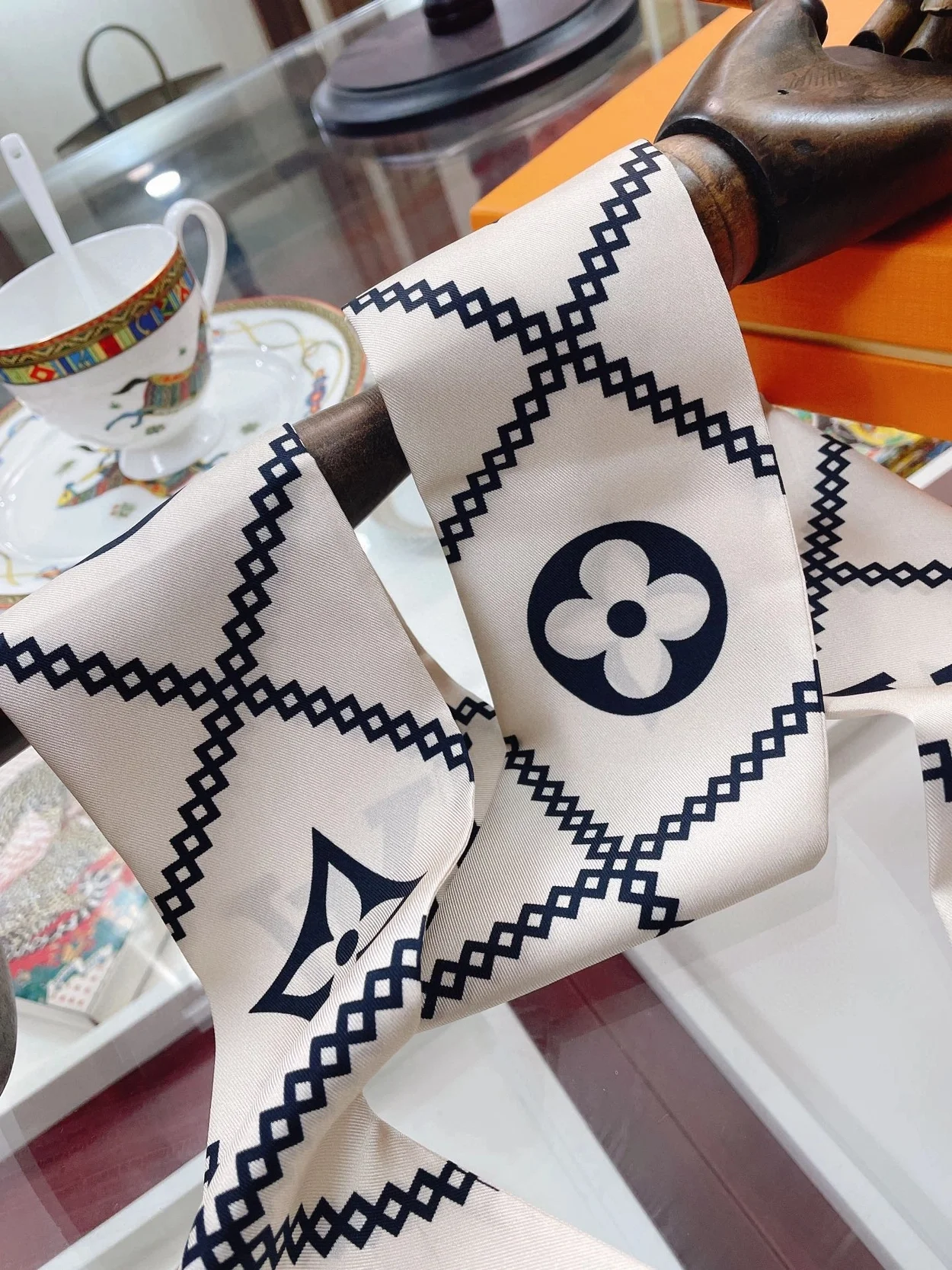 루이비통 크로아지옹 크림 방도 스카프 M77453