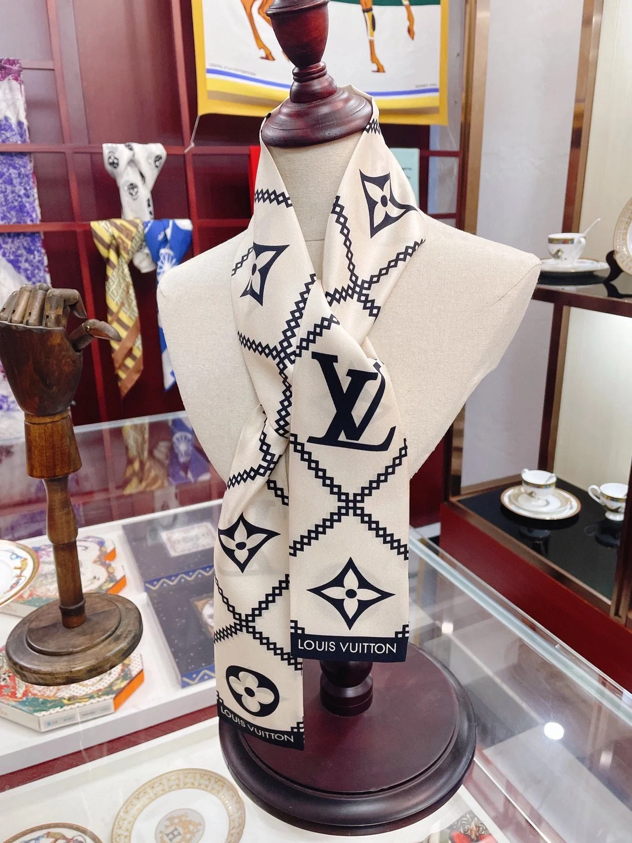 루이비통 크로아지옹 크림 방도 스카프 M77453