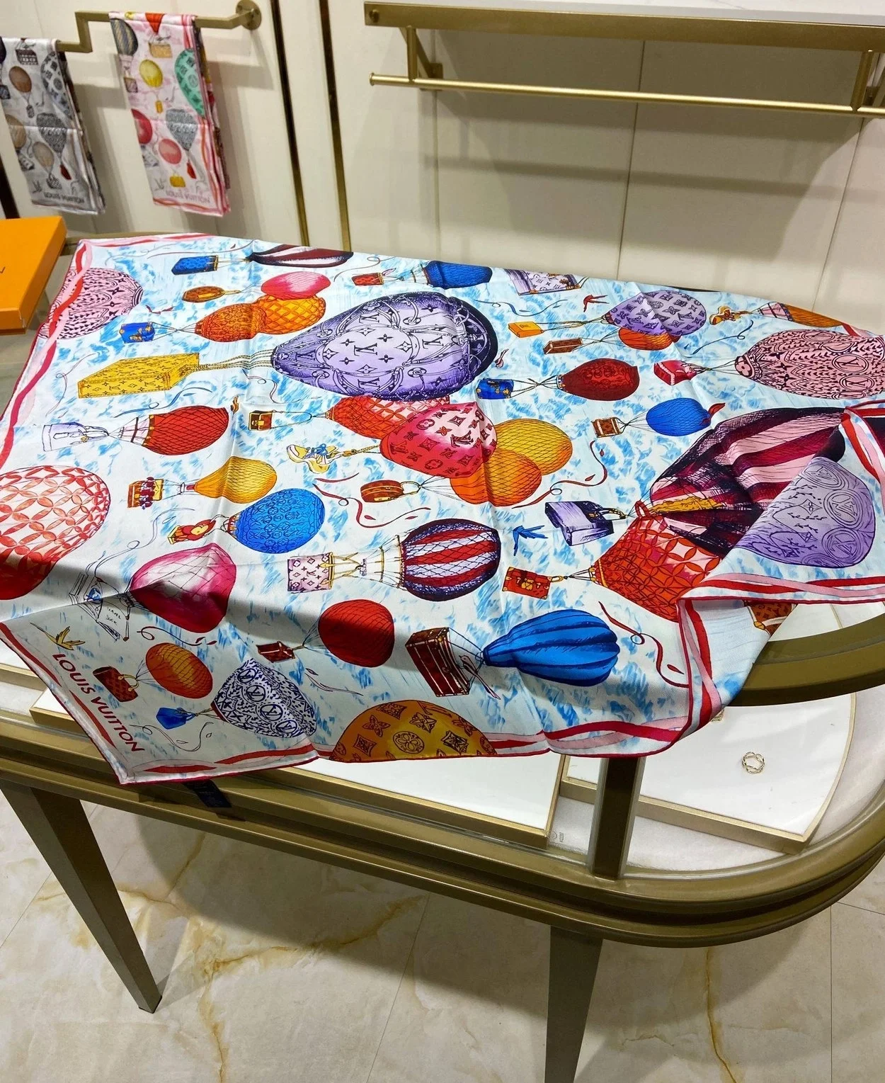 루이비통 업 앤드 어웨이 스퀘어 90 블루 스카프