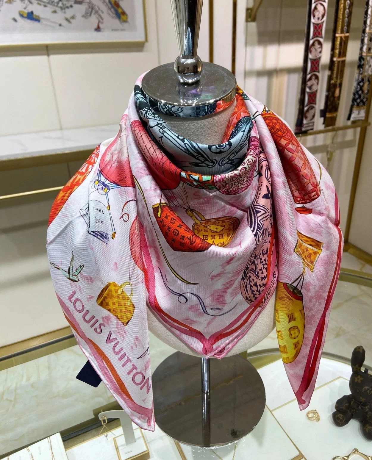 루이비통 업 앤드 어웨이 스퀘어 90 로즈 클레르 스카프