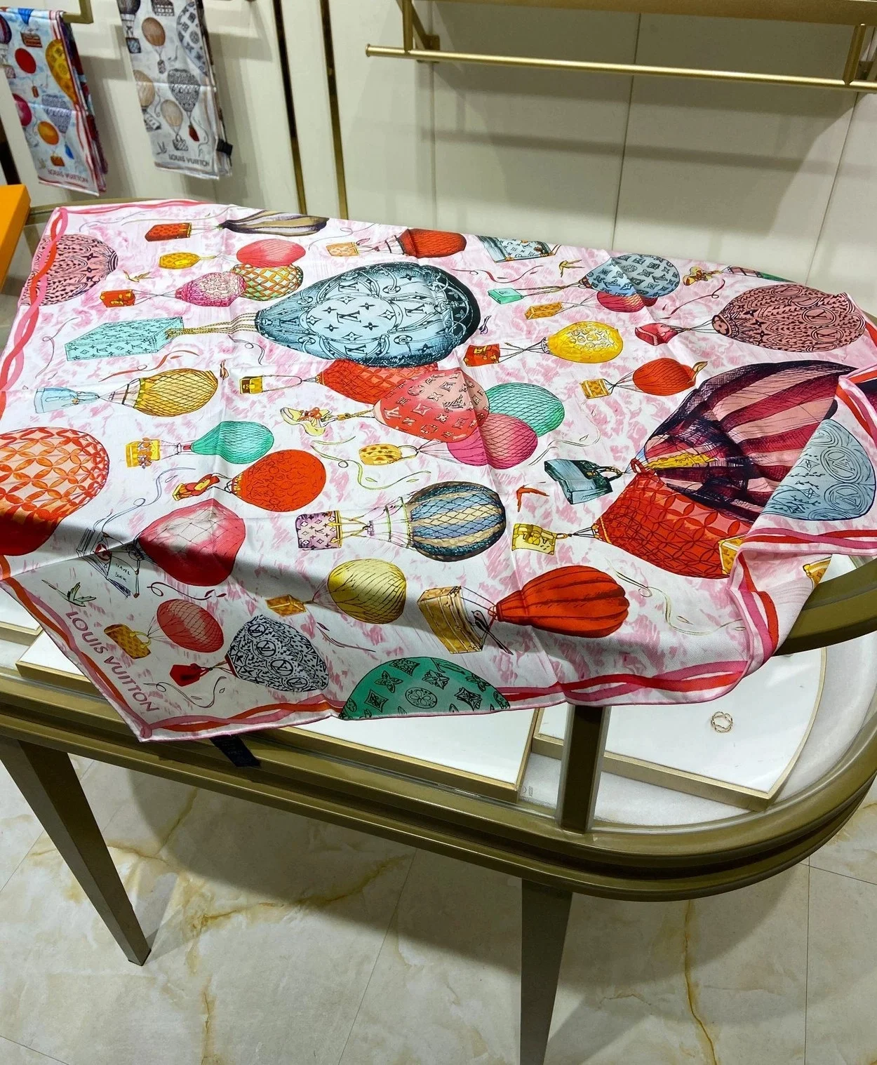 루이비통 업 앤드 어웨이 스퀘어 90 로즈 클레르 스카프