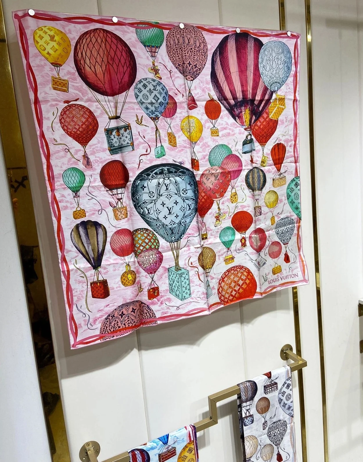 루이비통 업 앤드 어웨이 스퀘어 90 로즈 클레르 스카프