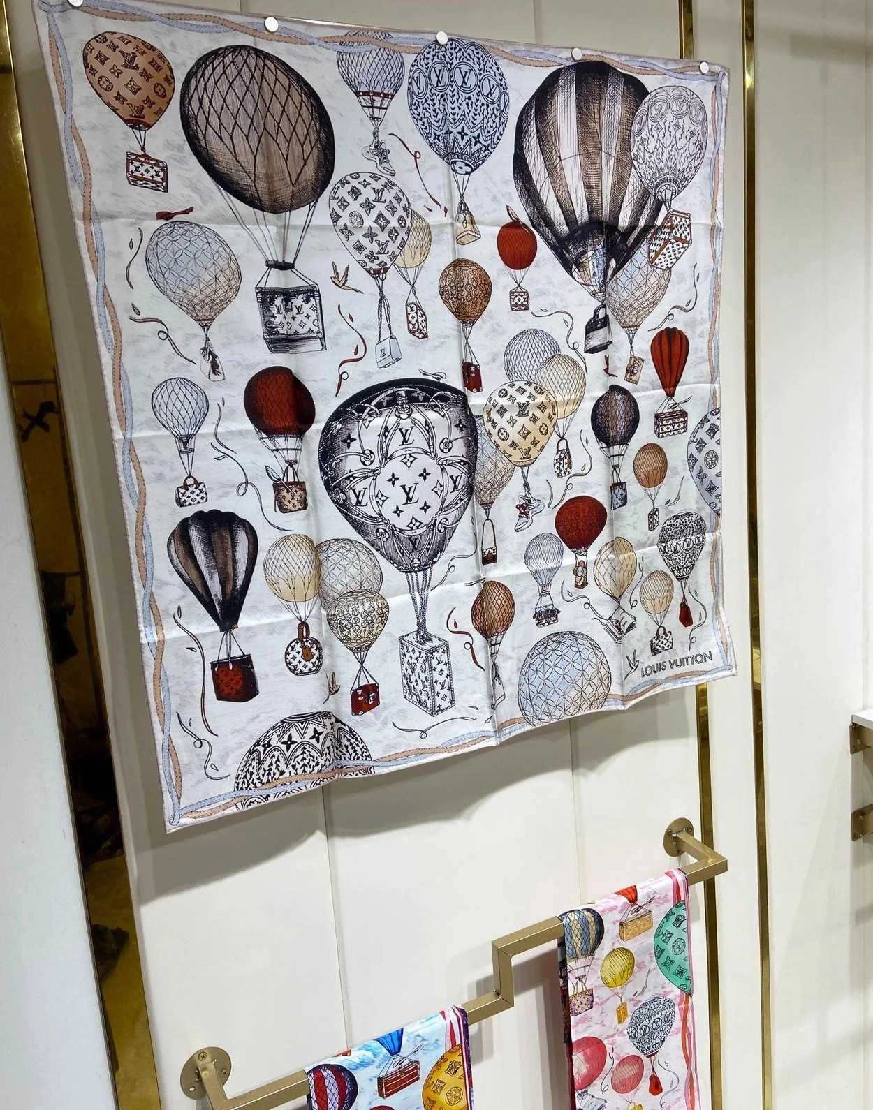 루이비통 업 앤드 어웨이 스퀘어 90 느와르 블랑 스카프