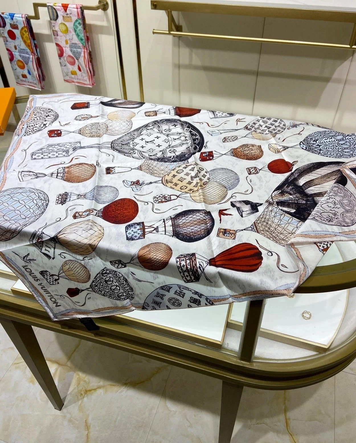 루이비통 업 앤드 어웨이 스퀘어 90 느와르 블랑 스카프