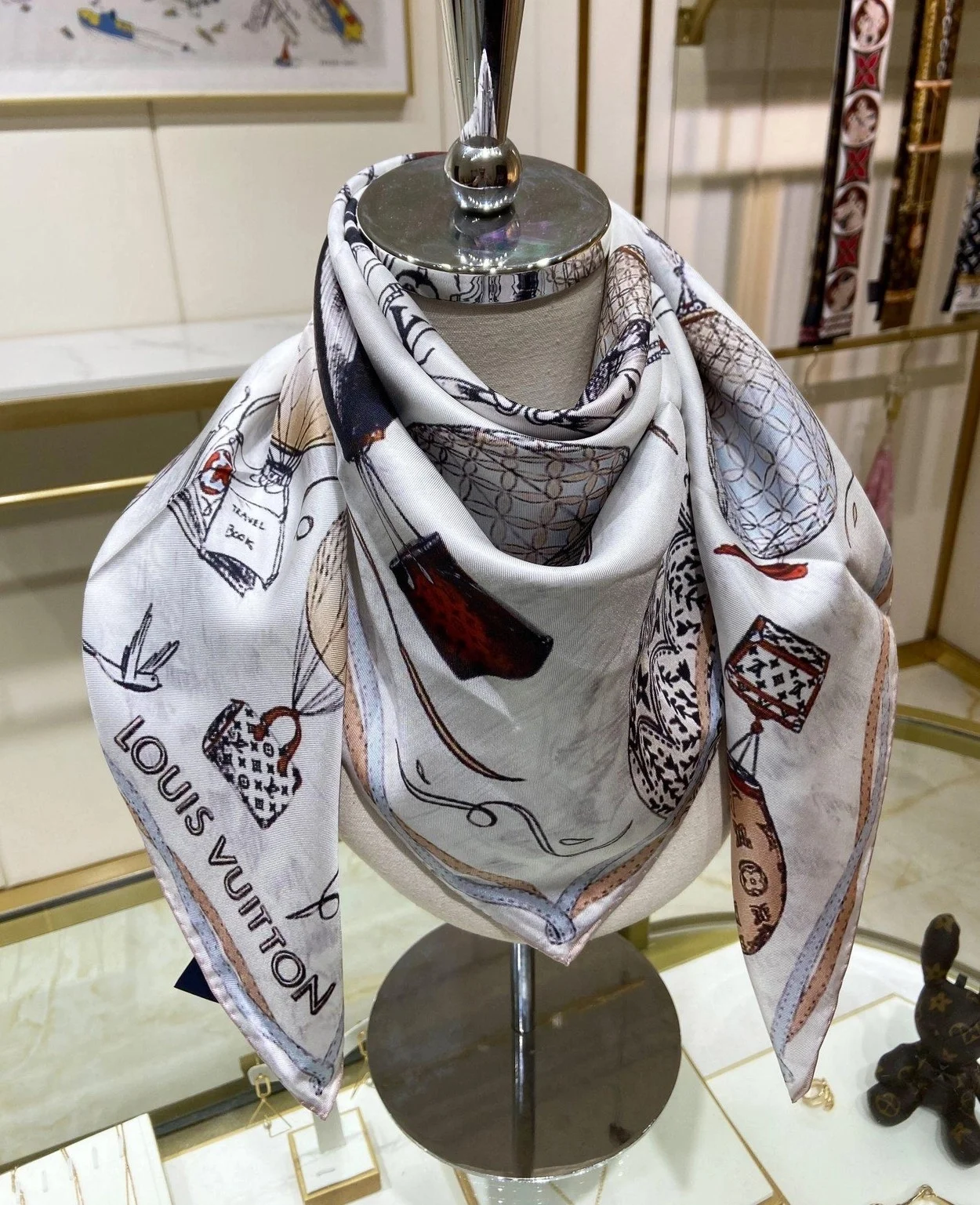 루이비통 업 앤드 어웨이 스퀘어 90 느와르 블랑 스카프