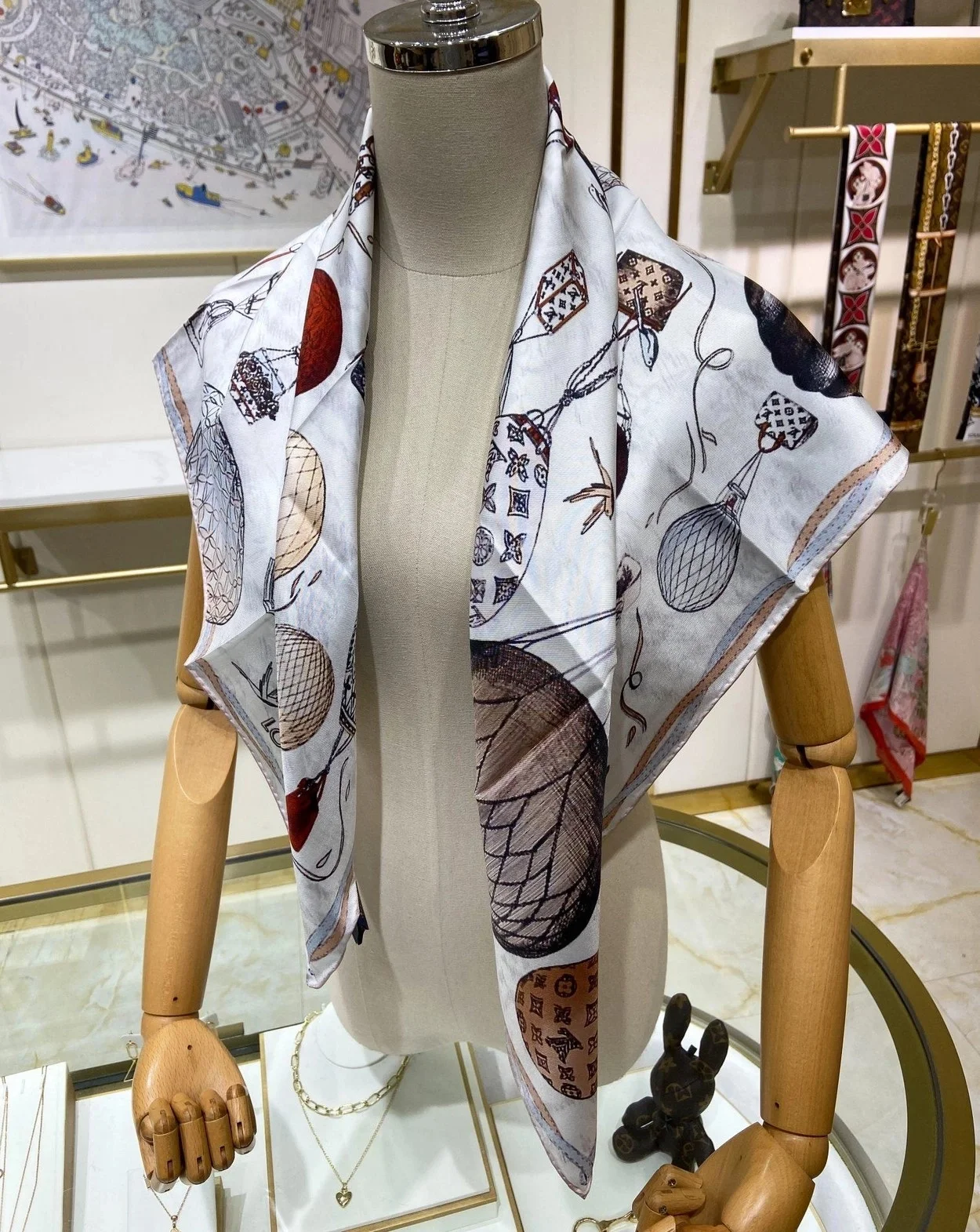 루이비통 업 앤드 어웨이 스퀘어 90 느와르 블랑 스카프