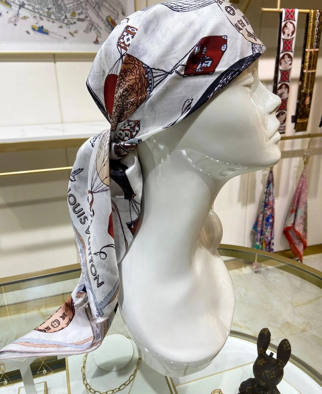 루이비통 업 앤드 어웨이 스퀘어 90 느와르 블랑 스카프