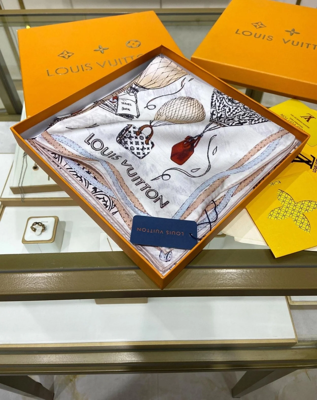 루이비통 업 앤드 어웨이 스퀘어 90 느와르 블랑 스카프