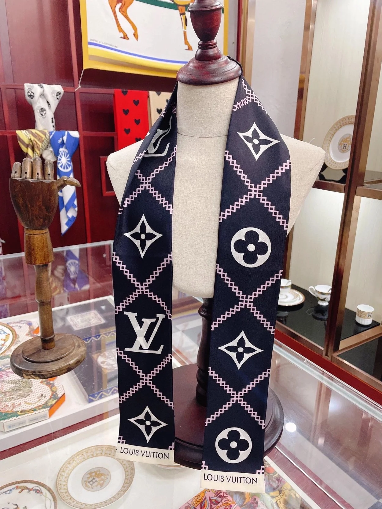 루이비통 블랙 크로아지옹 방도 스카프 M77468