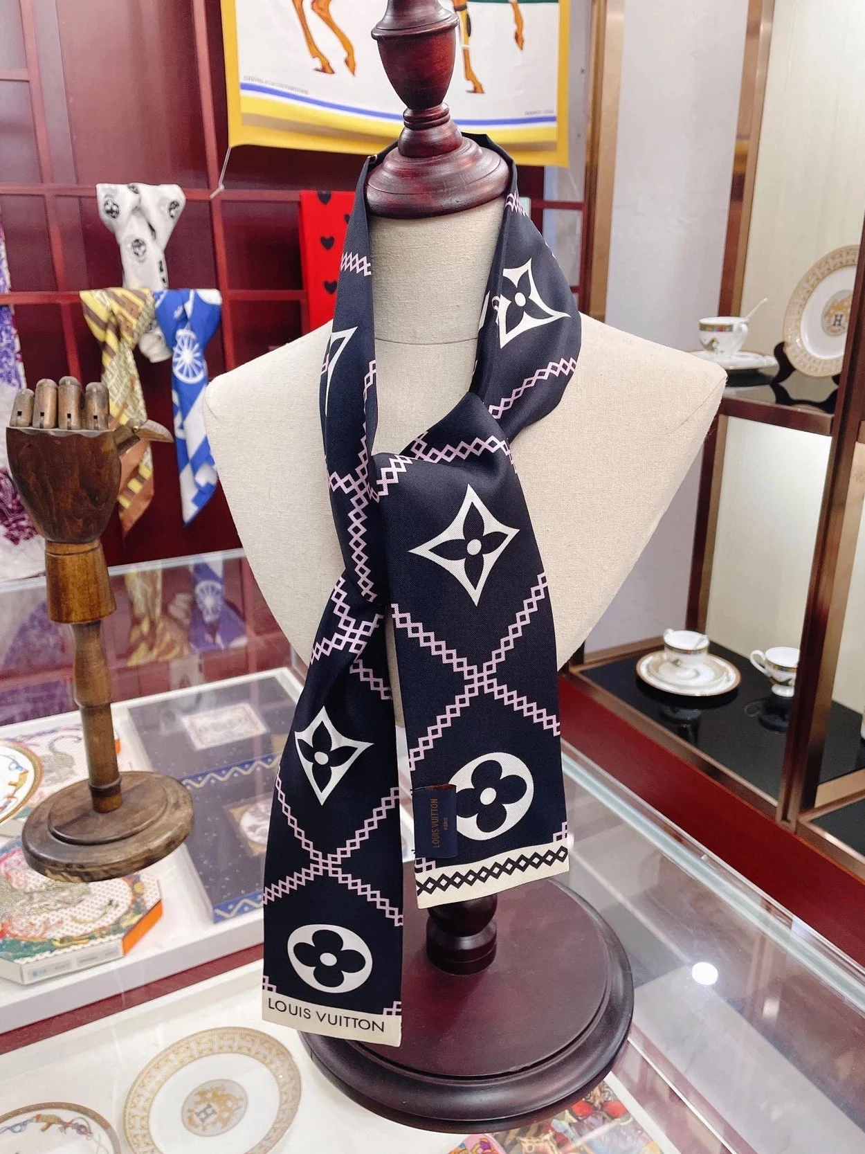 루이비통 블랙 크로아지옹 방도 스카프 M77468