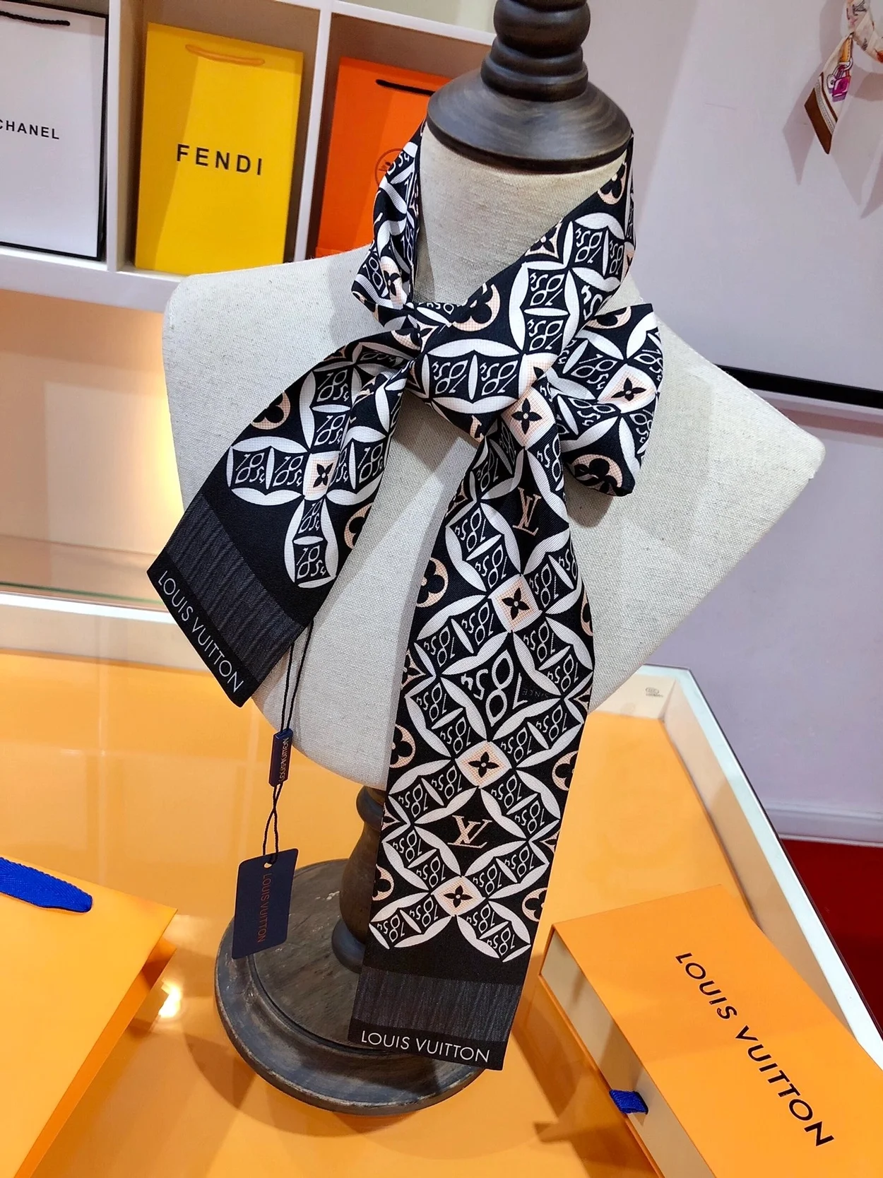 루이비통 Since 1854 방도 스카프 MP2825