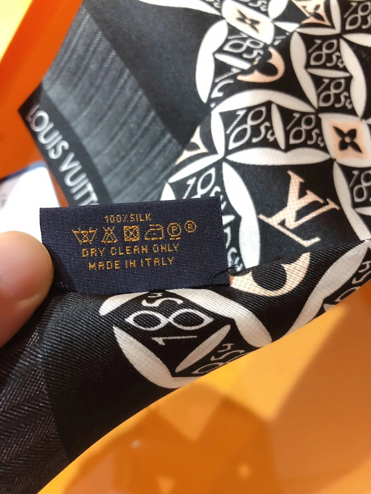 루이비통 Since 1854 방도 스카프 MP2825