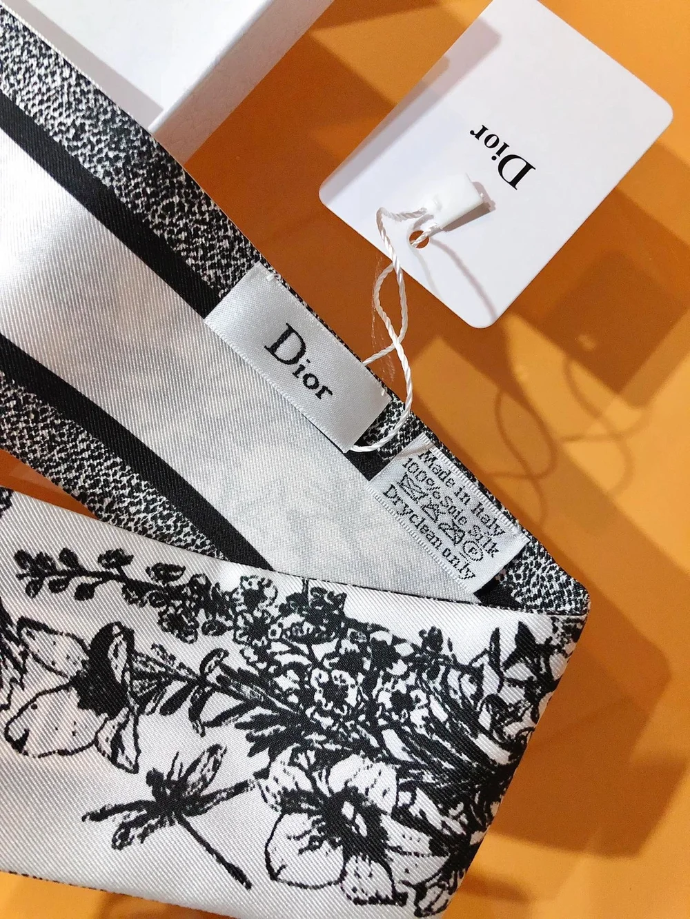 디올 화이트 트왈 드 주이 플라워 미차 스카프