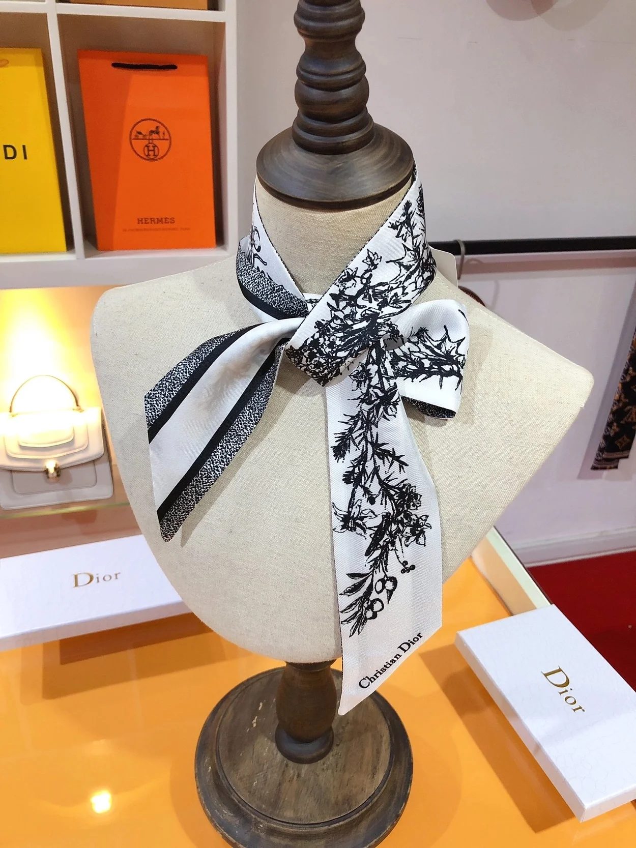 디올 화이트 트왈 드 주이 플라워 미차 스카프