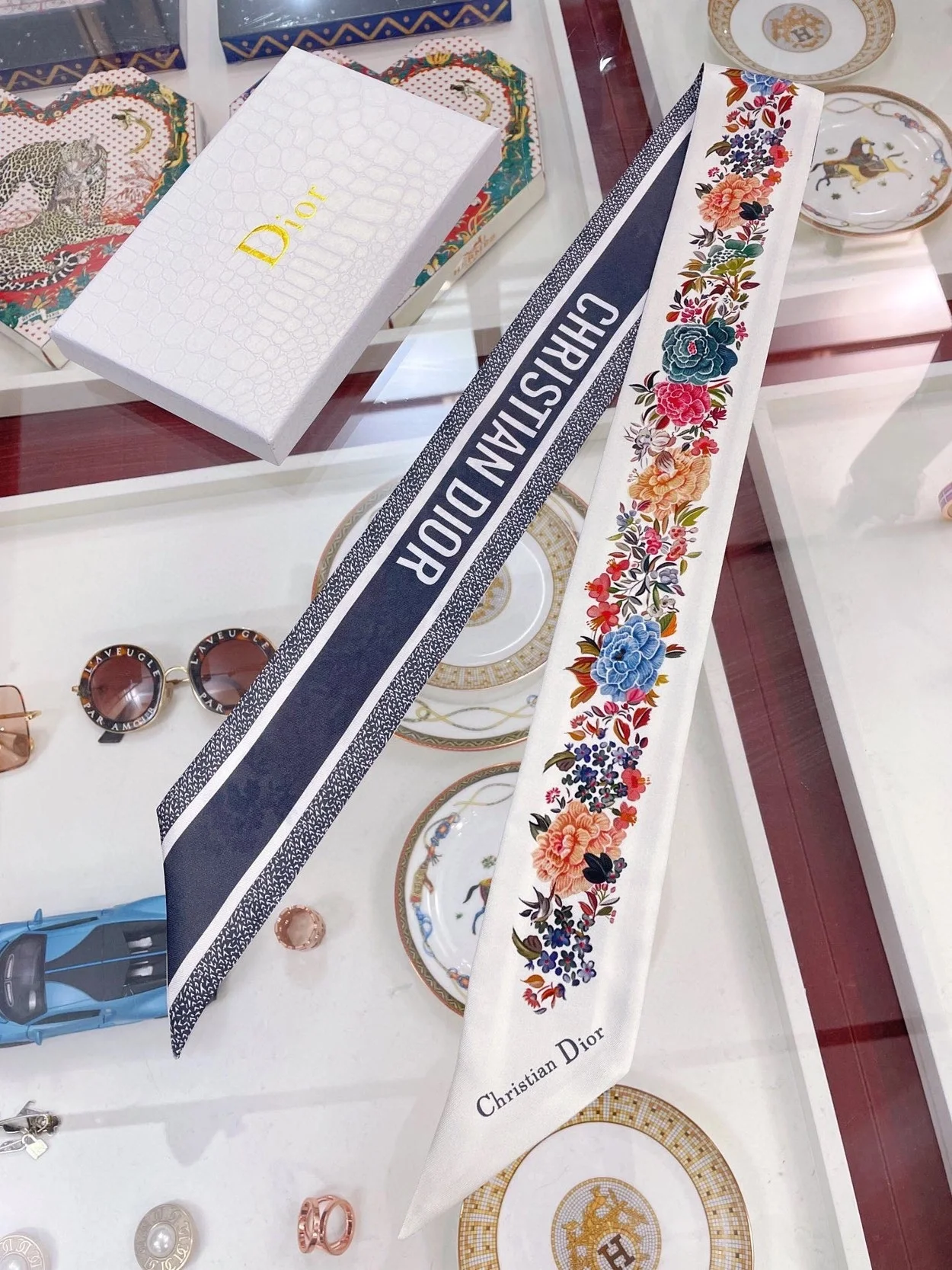 디올 화이트 멀티 컬러 실크 트윌 미차 스카프