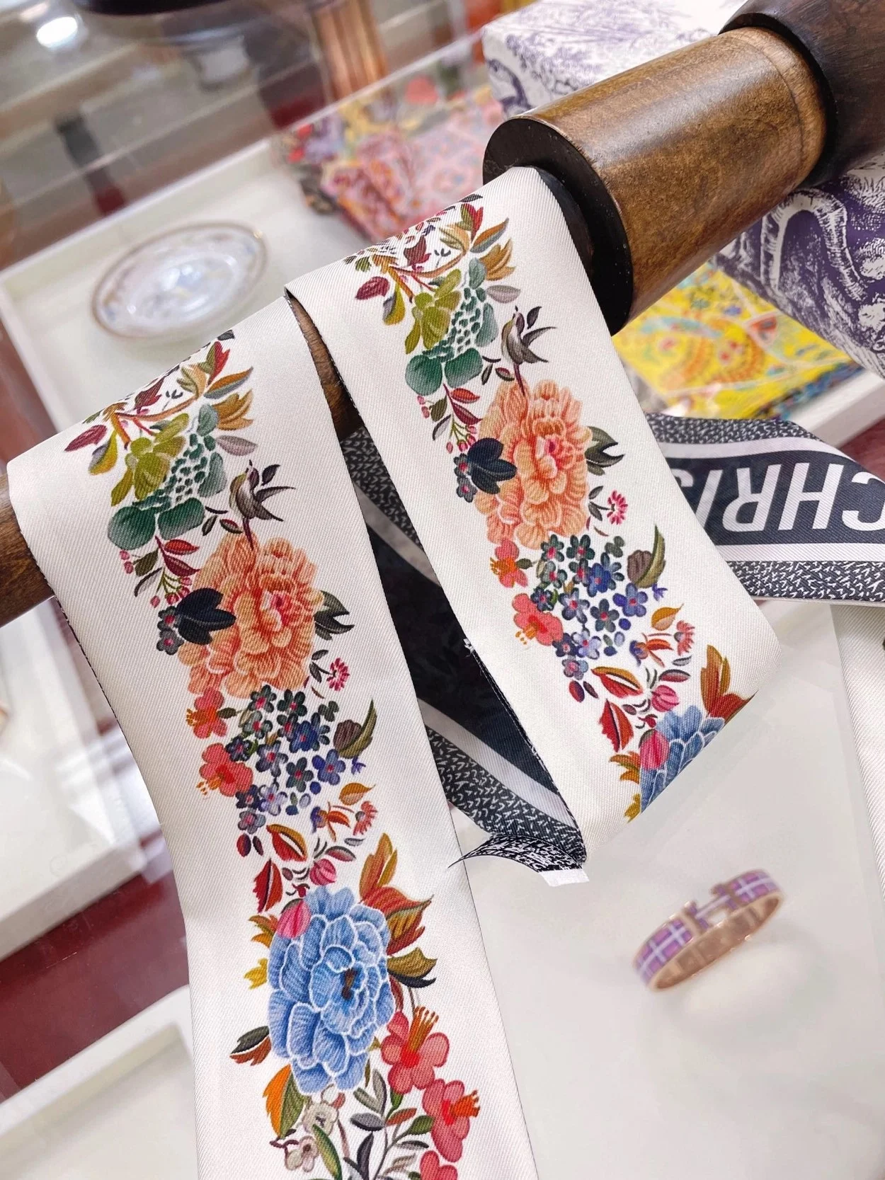 디올 화이트 멀티 컬러 실크 트윌 미차 스카프