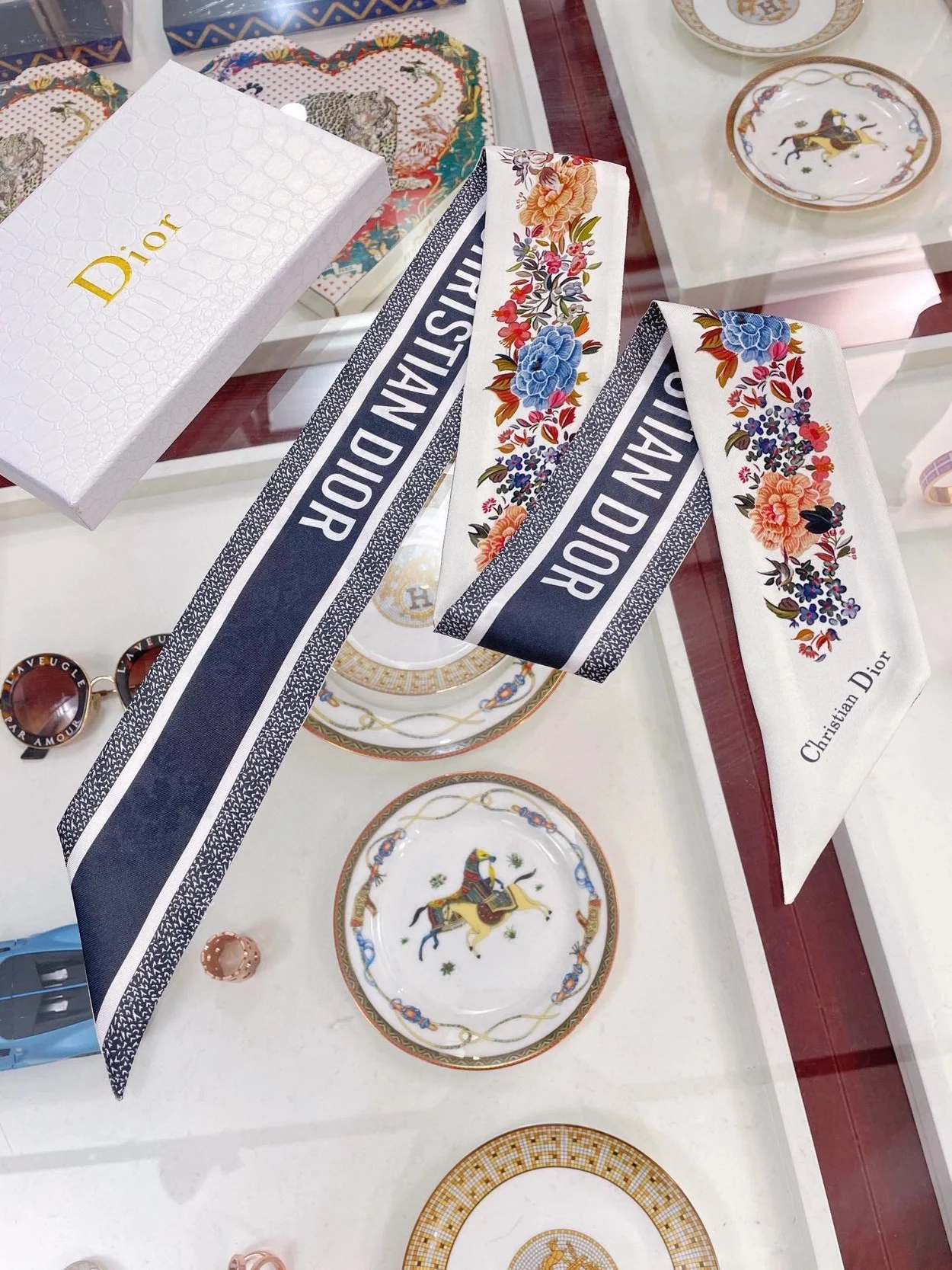 디올 화이트 멀티 컬러 실크 트윌 미차 스카프