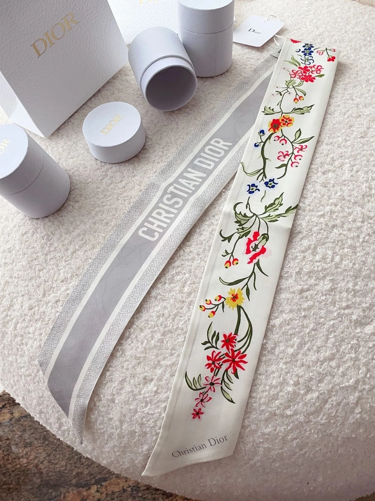 디올 화이트 멀티 컬러 실크 트윌 미차 스카프