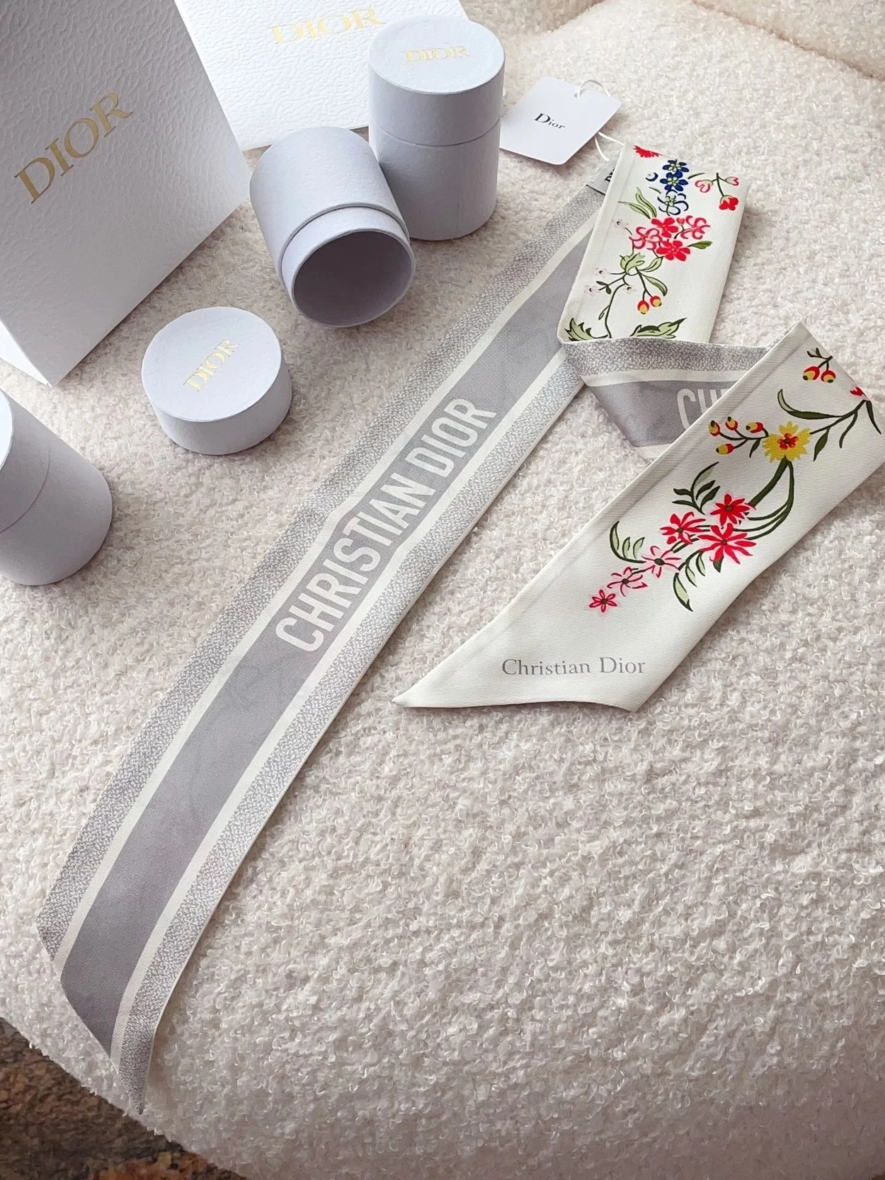 디올 화이트 멀티 컬러 실크 트윌 미차 스카프