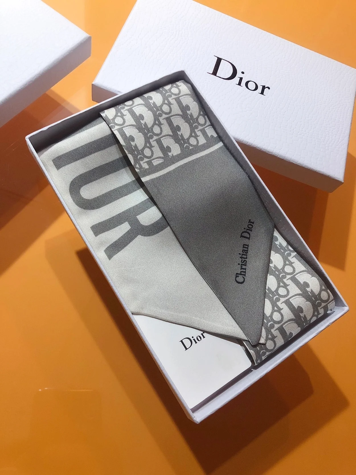 디올 오블리크 트윌리 그레이 미차 스카프