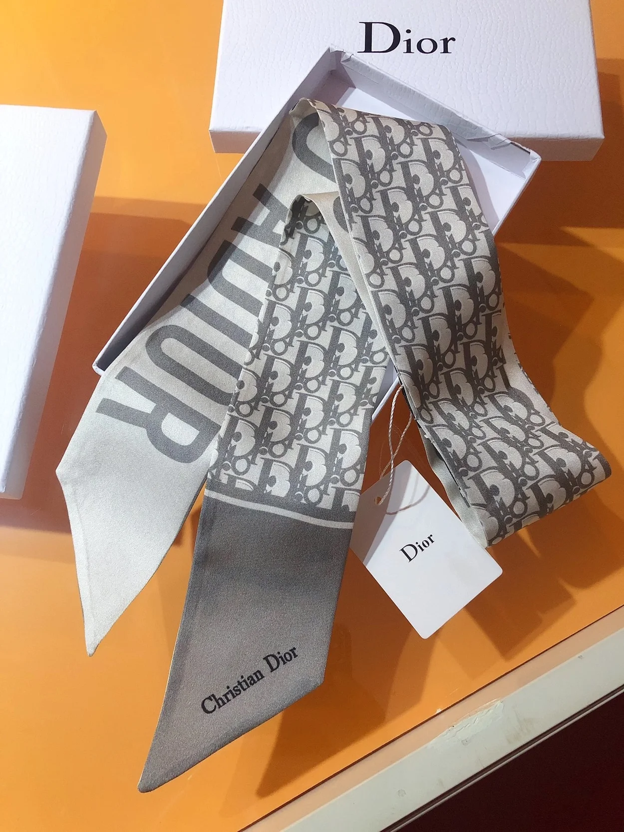 디올 오블리크 트윌리 그레이 미차 스카프